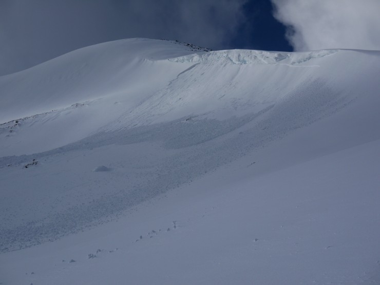 Cornice-triggered dry slab avalanche at 750m on the NE ridge of Sron a Ghoire.