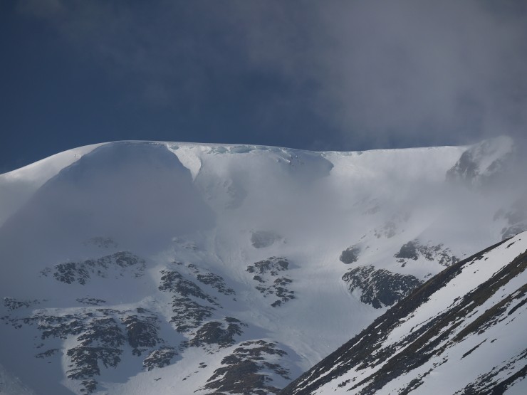 Cornices above East to South aspects continue to shed chunks.