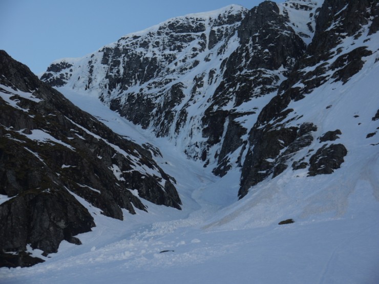Easy Gully. Pretty uninviting at the moment. Loads of cornice debris and large cornices still in place above it.