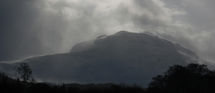 Look ing south from Creag Tharsuinn this afternoon. The mountains are boiling with spindrift.