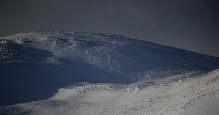 Snow drift patterns on Sron a Ghoire. Right to left: NW to SE