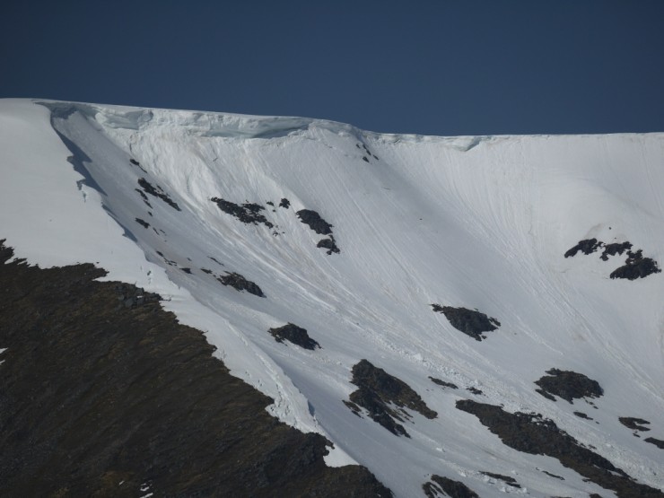 Cornices continue to collapse. More has fallen down in Coire Chriochairein but alot remains in situ.