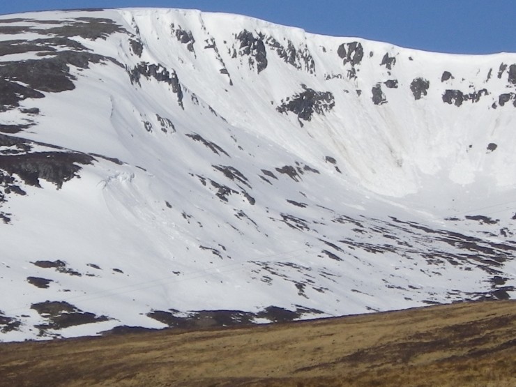 Coire Dubh - Cornice lines down on SE aspects since yesterday 