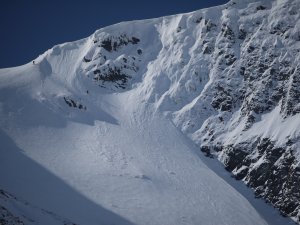 2 skiers + 1 gully = seriously good fun.